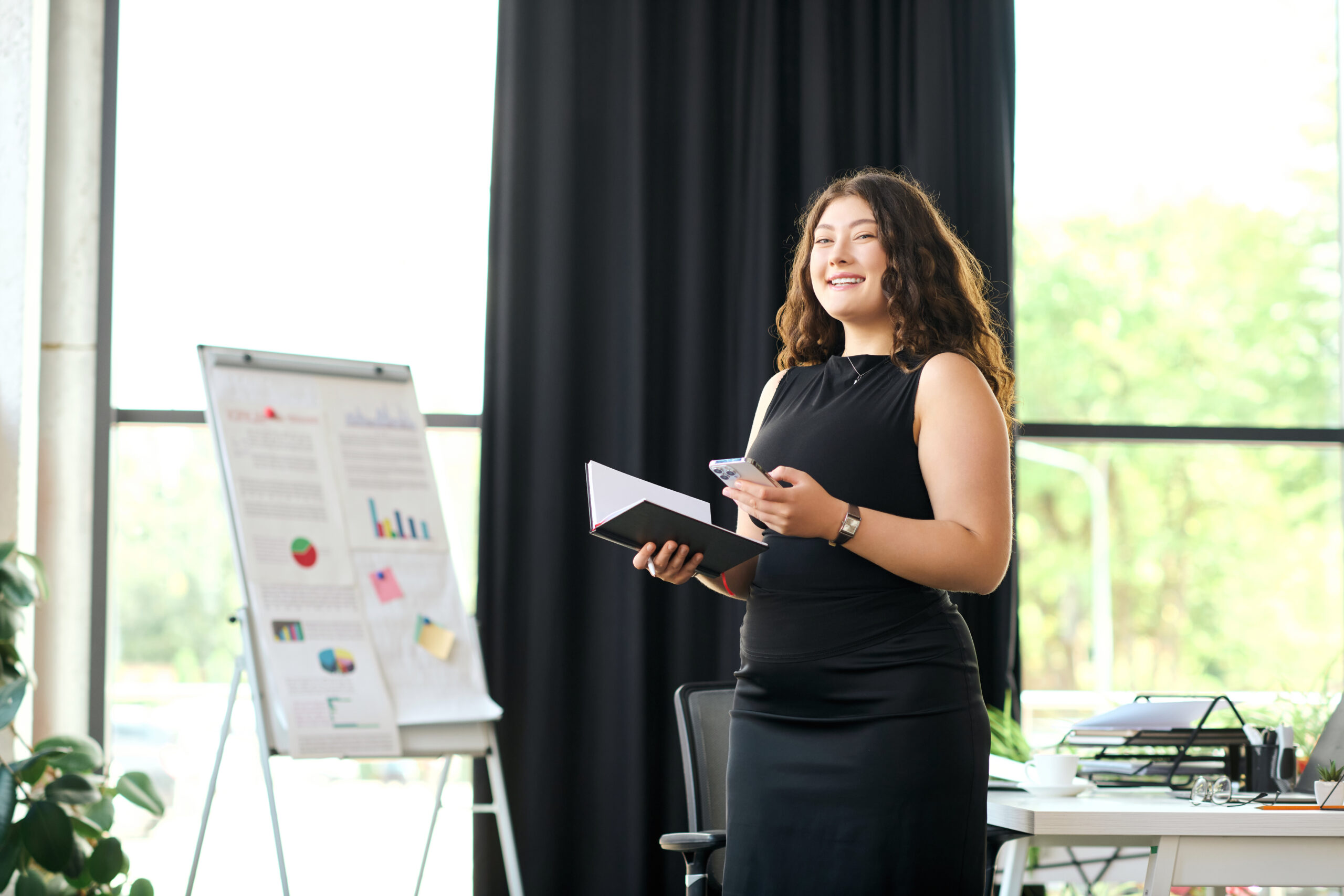 Mujer joven presentando frente a gráficos de negocio, símbolo de crecimiento profesional y liderazgo femenino con 7evelup