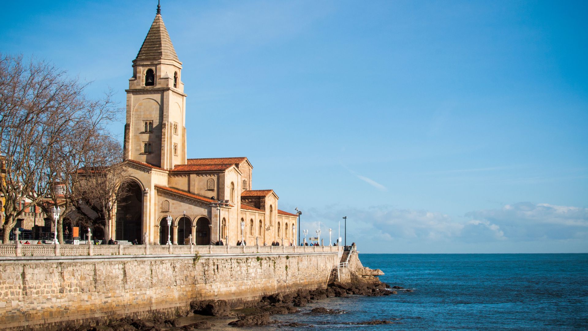 Vista panorámica de Gijón al atardecer desde la playa, escenario de los retiros empresariales organizados por 7evelup