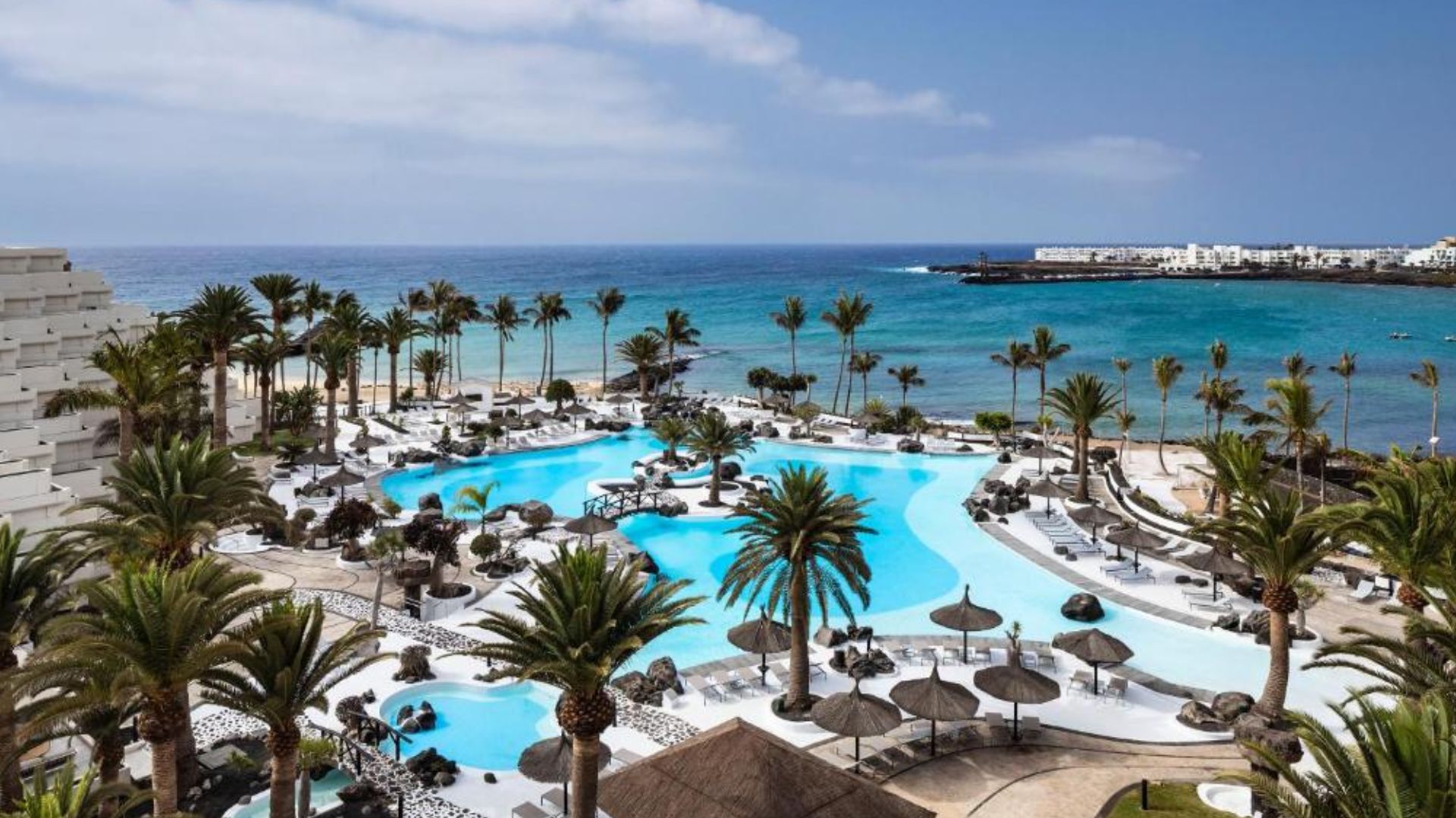 Retiro empresarial de lujo en Canarias | Desconecta para escalar con 7evelup Vista aérea de resort de lujo frente al mar en Canarias, ubicación de los retiros premium para empresarias organizados por 7evelup