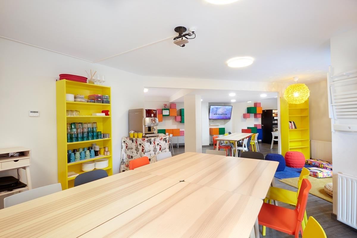 Espacios de trabajo y mentoría de 7evelup, diseñados para impulsar a mujeres empresarias en un entorno profesional y acogedor