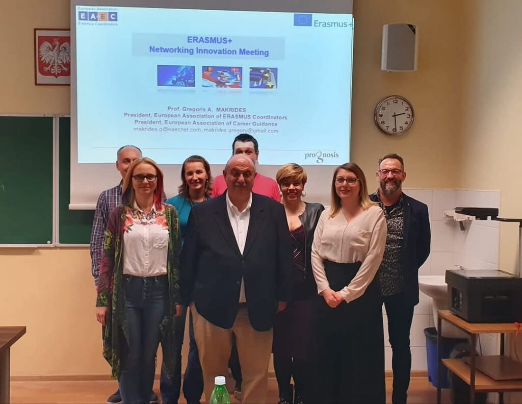 Grupo de participantes del encuentro Erasmus+ "Networking Innovation Meeting" posando frente a una pantalla de presentación.